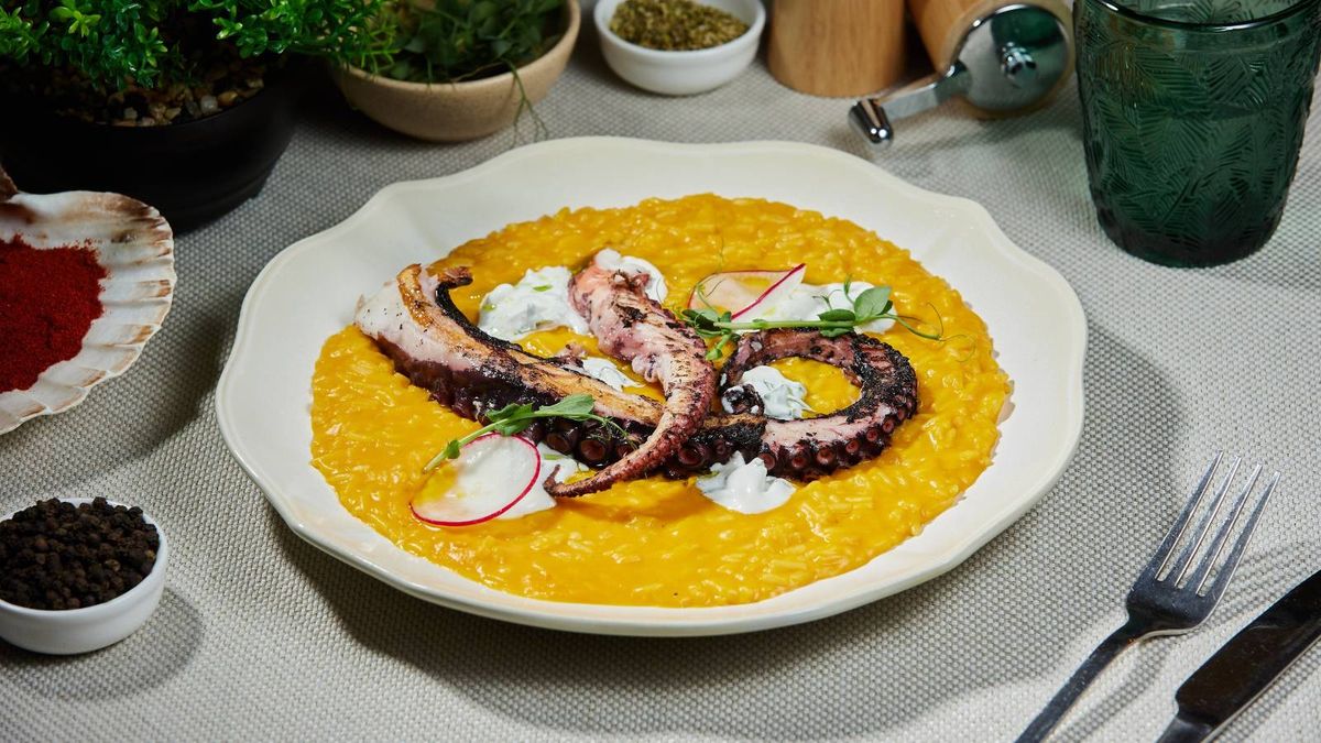 Risotto venețian cu dovleac plăcintar, caracatiță și crema de iaurt cu mentă